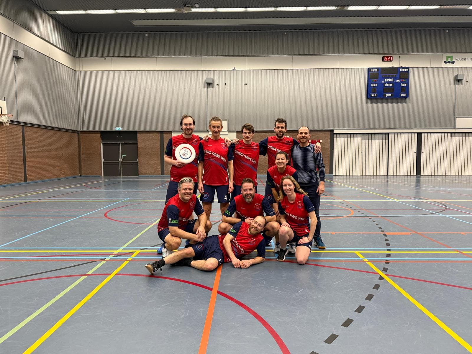 Spelers van FG de Scheive Schièf poseren met een frisbee