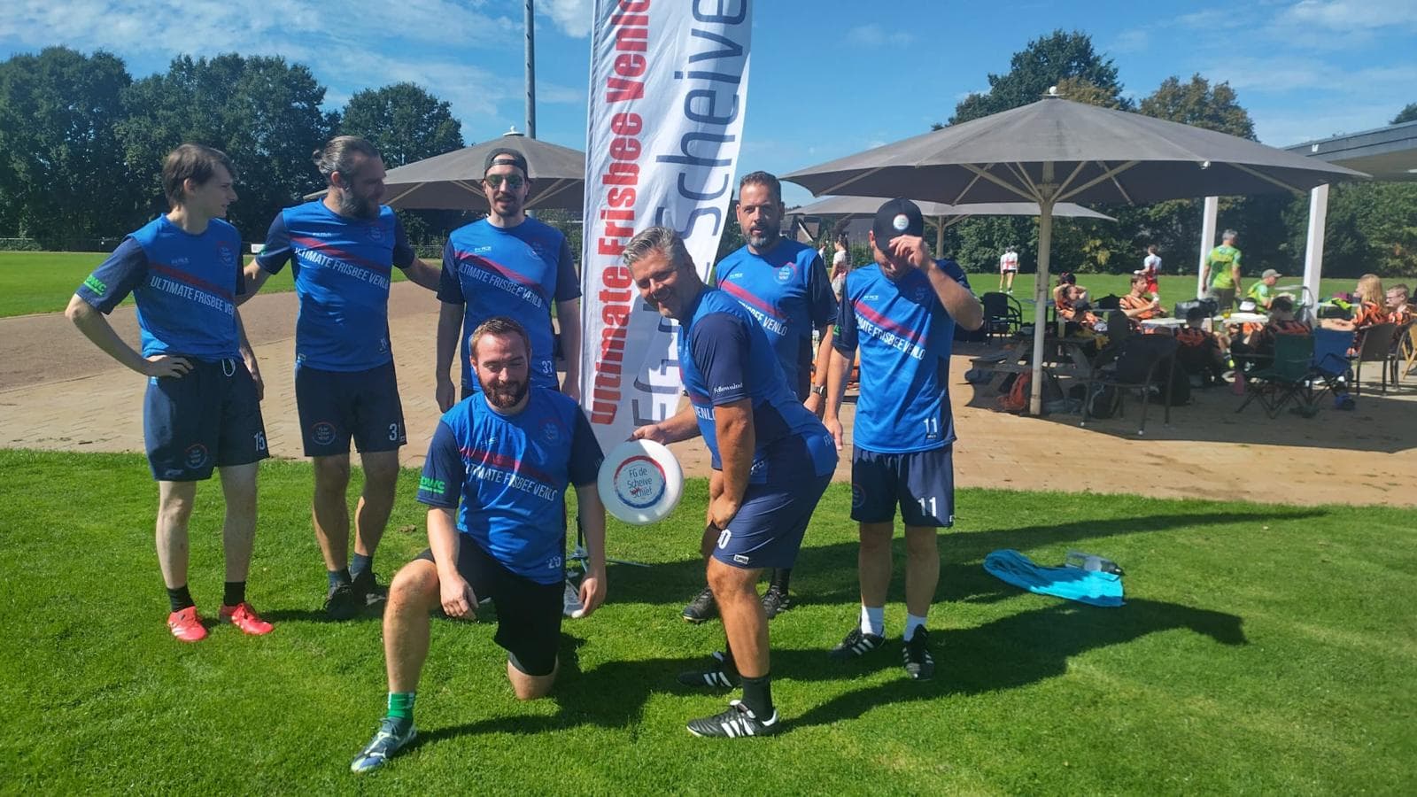 Team van FG de Scheive Schièf met opgeheven armen