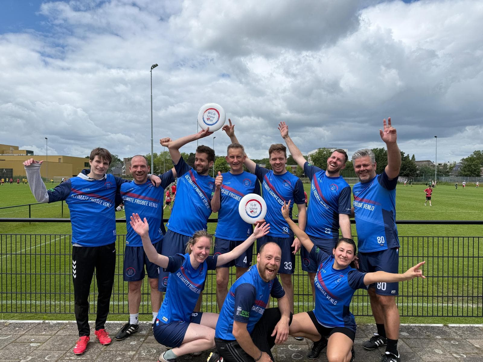 Team van FG de Scheive Schièf met frisbees op een buitenveld
