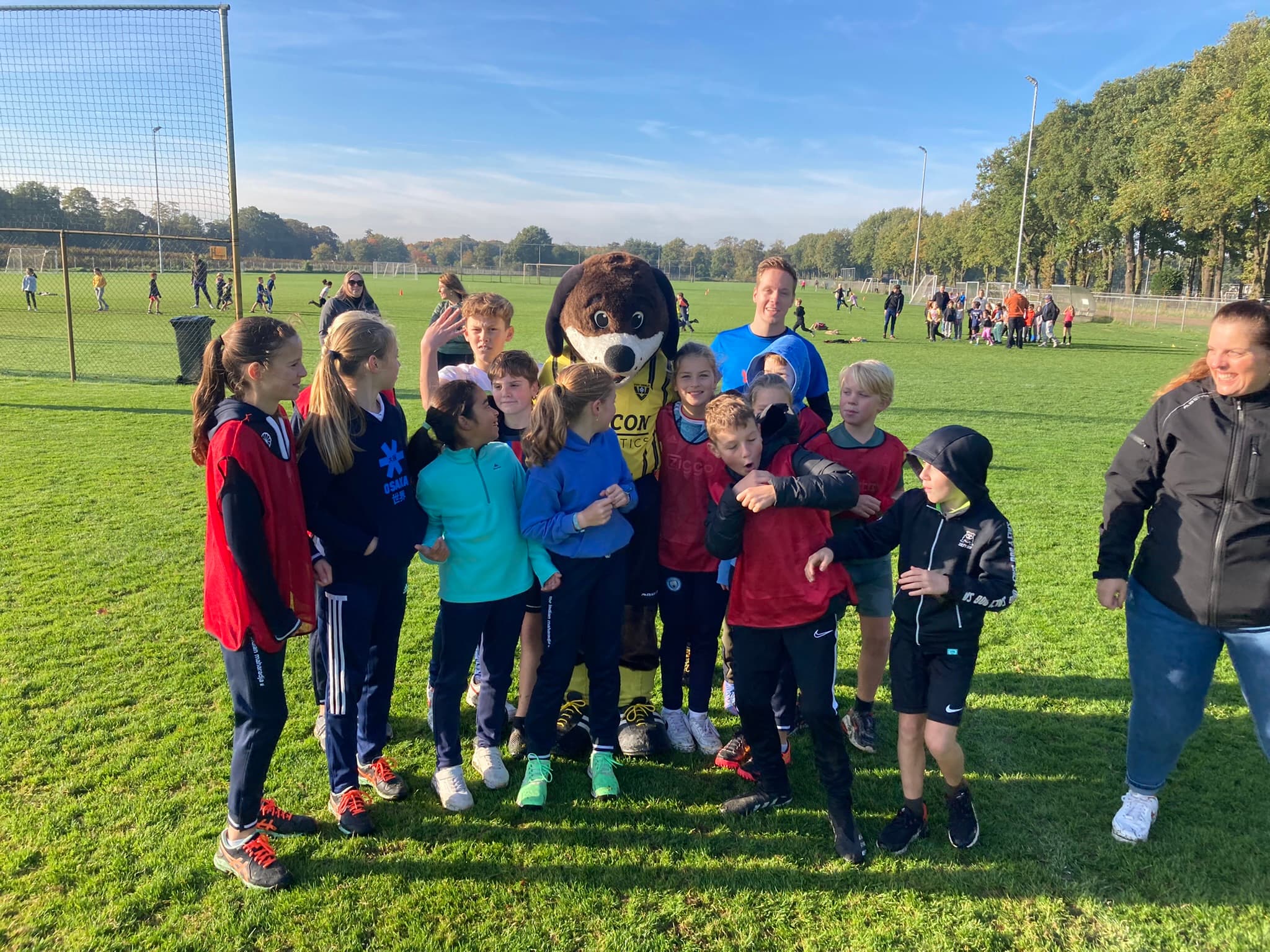 Deelnemers tijdens een laagdrempelige frisbee-clinic