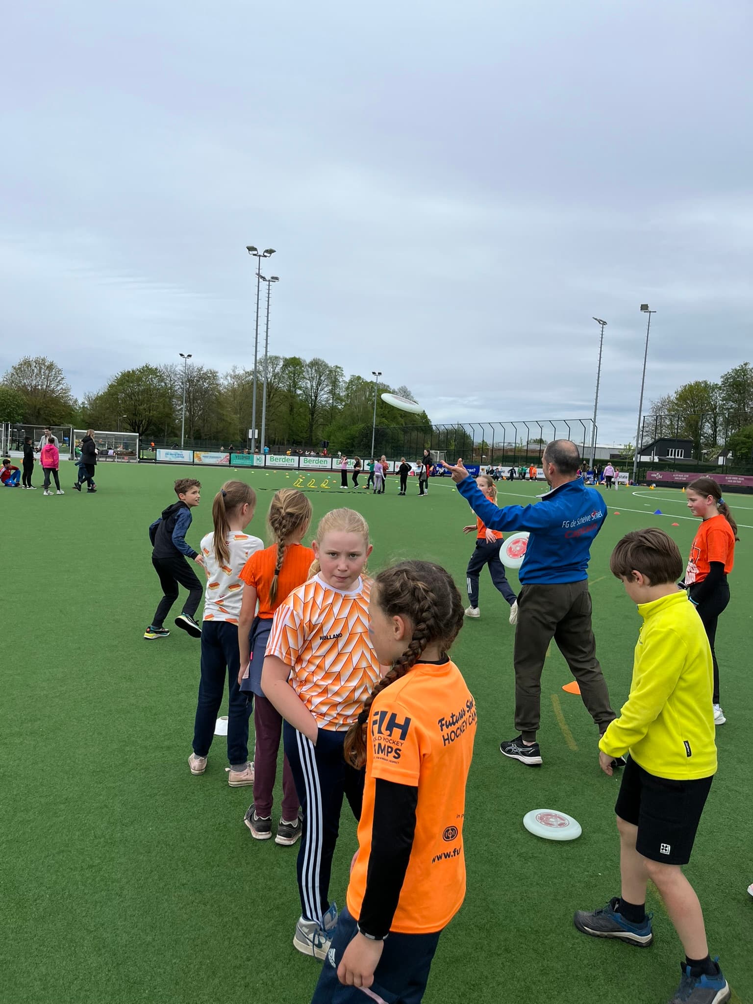 Kinderen doen mee aan een Ultimate Frisbee-clinic