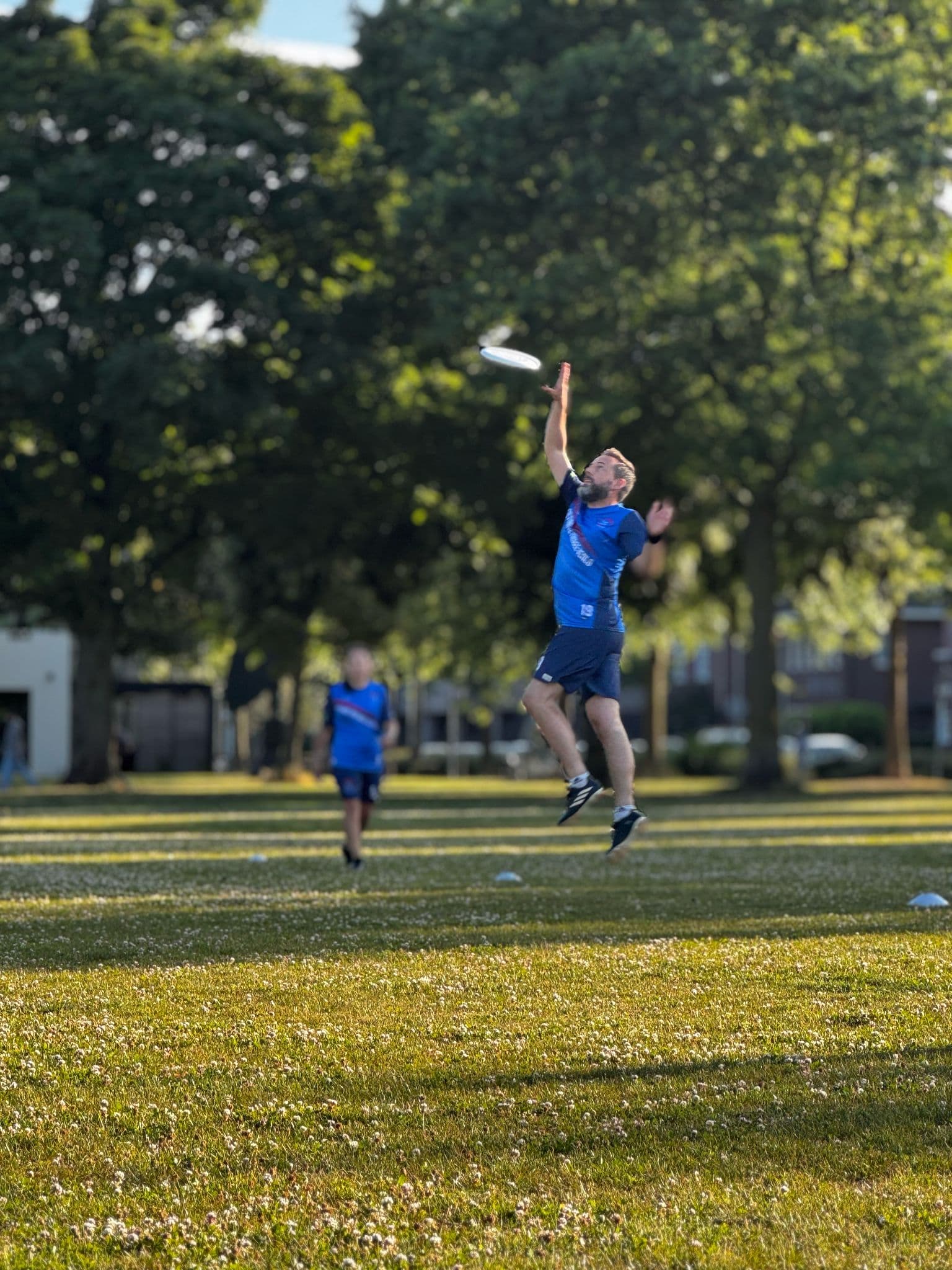 Spelers van FG de Scheive Schièf poseren met frisbees op het veld