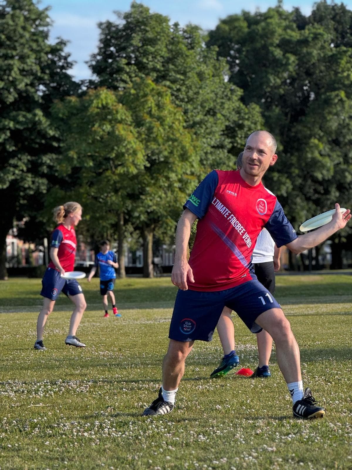 Speler van FG de Scheive Schièf in actie tijdens een sprong