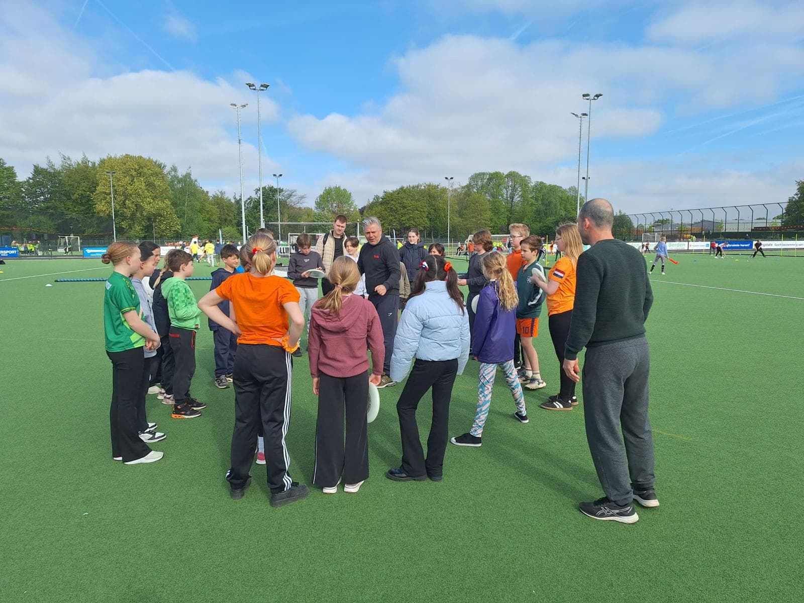 Groen Ultimate Frisbee-veld met duidelijke veldlijnen