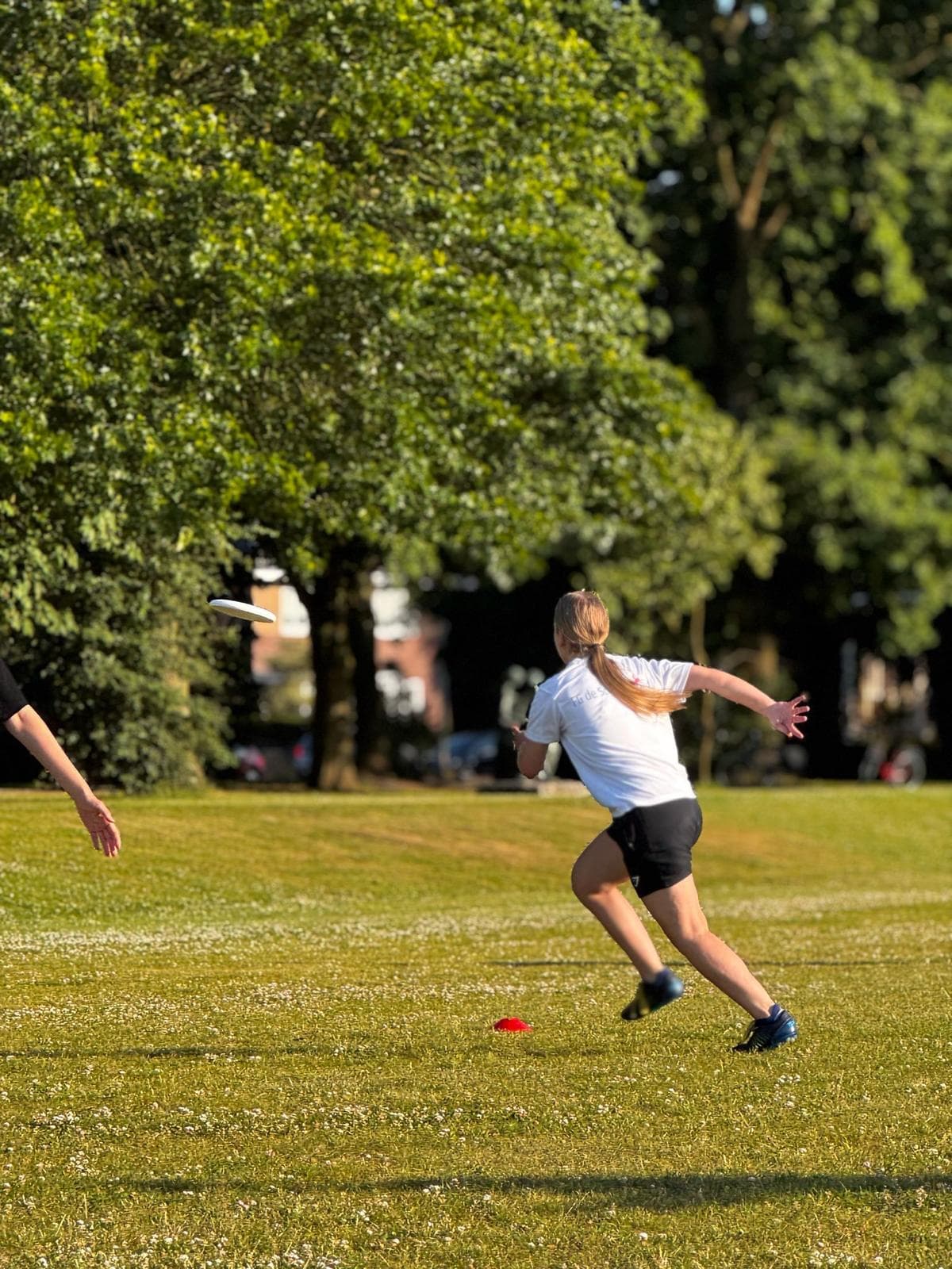 Spelers oefenen tijdens een Ultimate Frisbee-training
