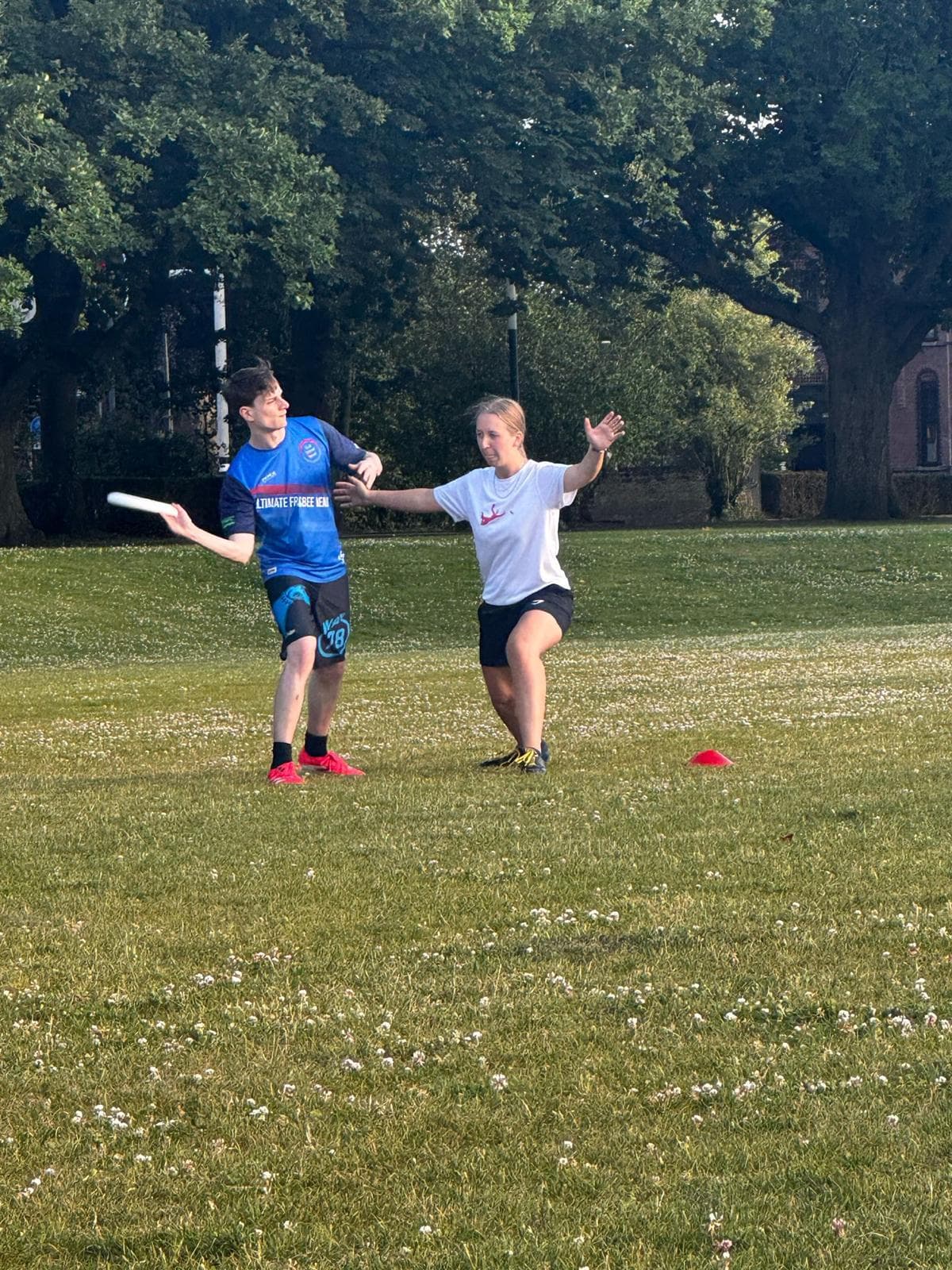 Spelers trainen samen op het veld